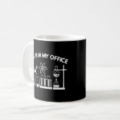 私は私のオフィスの化学科学先生研究室にいる コーヒーマグカップ (正面左)