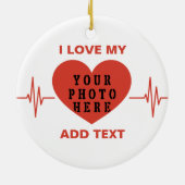 私は私のカスタム文字と写真の赤いハートビートが大好き セラミックオーナメント (裏面)