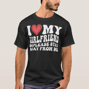 私は私のガールフレンドが大好きだから私から遠くにお願い Tシャツ