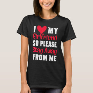 私は私のガールフレンドが大好きだから私から遠くにお願い Tシャツ