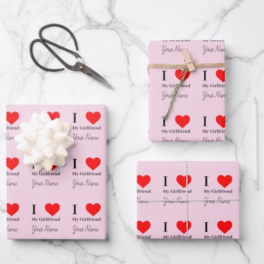 私は私のガールフレンドと赤いハートピンクパーソナライズされたが大好き ラッピングペーパーシート (正面)