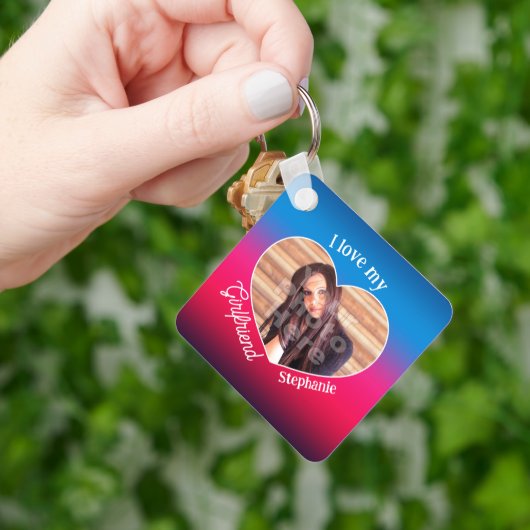 私は私のガールフレンドの名前ハートシェイプカラーフォト大好き キーホルダー (手)