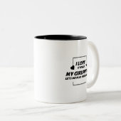 私は私のガールフレンドをビデオゲームを遊ぶことを許可します私を愛します ツートーンマグカップ (正面右)