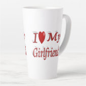 私は私のガールフレンド可愛い赤文字 カフェラテマグ (右アングル)