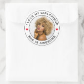 私は私のガールフレンド素晴らしの写真文字ハートを愛する ラウンドシール (バッグ)