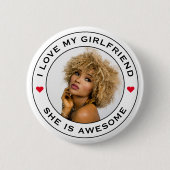 私は私のガールフレンド素晴らしの写真文字ハートを愛する 缶バッジ (正面)