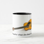 私は私のギターによって彼女が…とき遊びます マグカップ (中央)