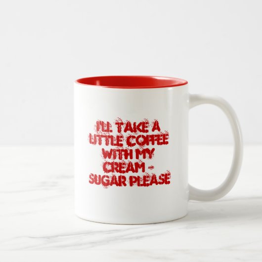 私は私のクリーム及び砂糖が付いている少しコーヒーを取ります ツートーンマグカップ (右)
