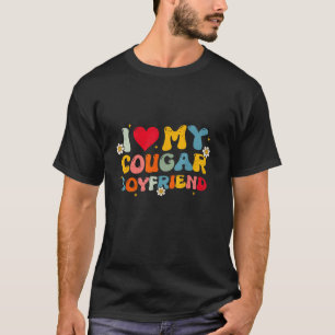 私は私のクーガーボーイフレンドGroovyハッピーバレンタイン大好き Tシャツ