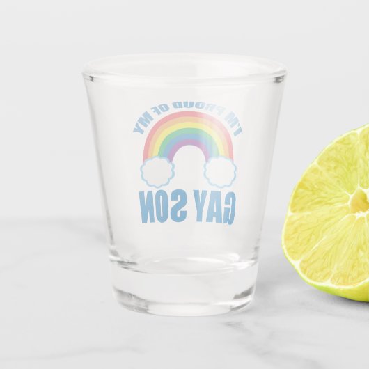 私は私のゲイ誇りを持った息子LGBTQママパパ親の私の ショットグラス (裏面)