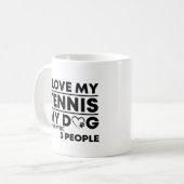 私は私のテニス私の犬と多分3人が大好き コーヒーマグカップ (正面左)