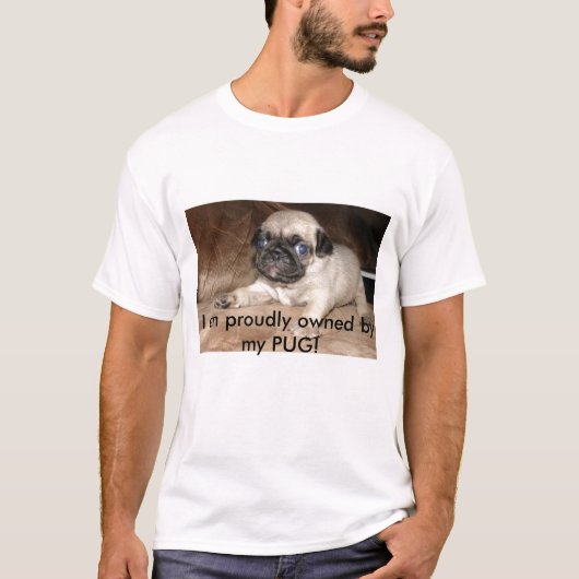 私は私のパグによって得意気に所有されます! Tシャツ (正面)