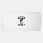 私は私のビーグルを抱いて私は人々を窒息させないようにおもしろい犬P デスクマット (正面)