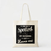 私は私のプルオーバーを愛しているだけで私の夫を甘やかしていない トートバッグ (正面)