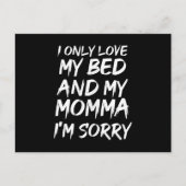 私は私のベッドと私のママを愛している申し訳ない – ラップのお尻 インビテーションポストカード (正面)