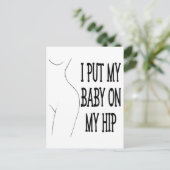 私は私のベビーを私のお尻おもしろいのママとベビーに1/2 ポストカード (スタンド正面)