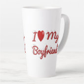 私は私のボーイフレンドかわいい赤い文字 カフェラテマグ (右アングル)