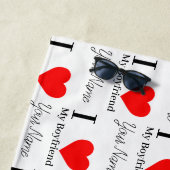 私は私のボーイフレンドと赤いハートが大好きパーソナライズされた ビーチタオル (インサイチュ)