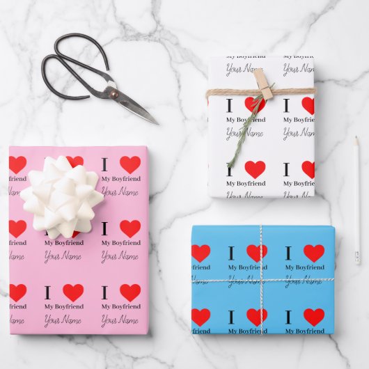 私は私のボーイフレンドと赤いハートが大好きパーソナライズされた ラッピングペーパーシート (正面)