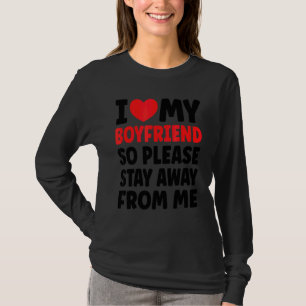 私は私のボーイフレンドを愛しているので、私から遠くに滞在してください1 Tシャツ