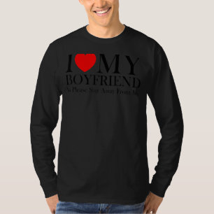 私は私のボーイフレンドを愛しているので、私から遠くに滞在してください2 Tシャツ