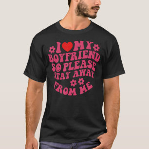 私は私のボーイフレンドを愛しているので、私から遠くに滞在してください2 Tシャツ