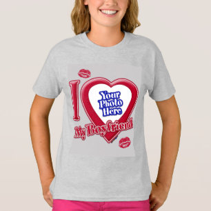 私は私のボーイフレンドを愛する写真赤いハートキスグレー Tシャツ