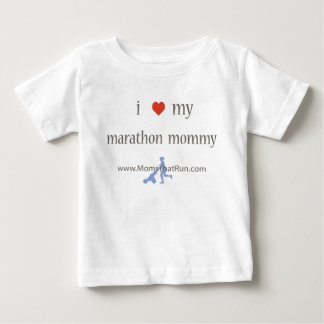 私は私のマラソンのお母さんのユニセックスなTシャツを愛します ベビーTシャツ