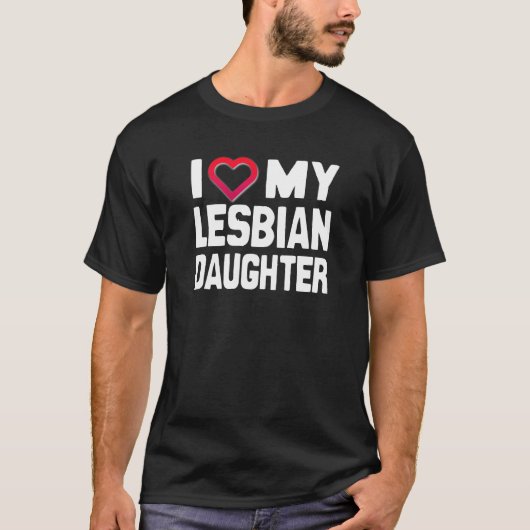 私は私のレズビアンの娘が大好き – -.png tシャツ (正面)