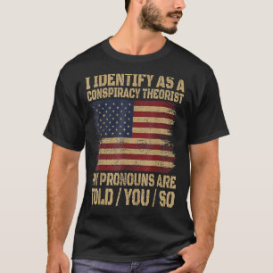 私は私の代名詞が陰謀理論家であると同定する Tシャツ