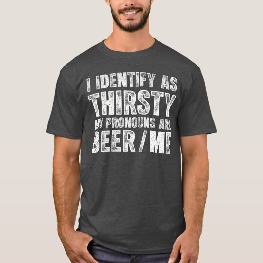 私は私の代名詞がBeerMe Vintaであるかどうか喉が渇いているように識別する Tシャツ (正面)