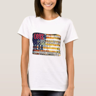 私は私の国を愛しますが、私の政府を恐れています Tシャツ