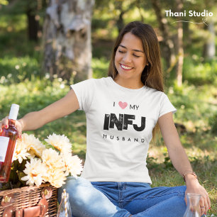 私は私の夫の人格の特性バレンタインが大好き Tシャツ