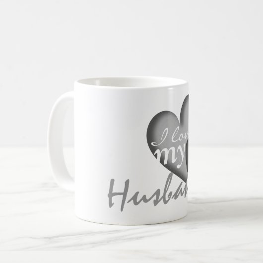 私は私の夫の黒く及び白いハートのマグを愛します コーヒーマグカップ (正面左)