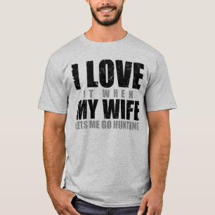 私は私の妻が私が捜すことを行くことを許可するときそれを愛します Tシャツ
