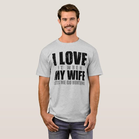 私は私の妻が私が捜すことを行くことを許可するときそれを愛します Tシャツ (正面フル)