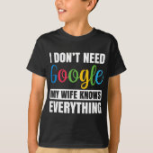 私は私の妻は全てを知っているGoogleを必要としないおもしろい Tシャツ (正面)