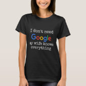 私は私の妻は全てを知っているGoogleを必要としないおもしろい Tシャツ (正面)