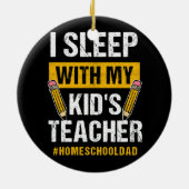 私は私の子供と一緒に寝る先生おもしろいホテルパパ セラミックオーナメント (裏面)