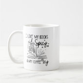 私は私の本のスパイシーと私のコーヒーアイスハロウィーンが好き コーヒーマグカップ (左)