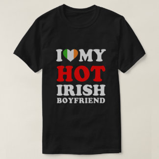 私は私の熱いアイルランドの彼氏ガールフレンドが大好おもしろいき Tシャツ
