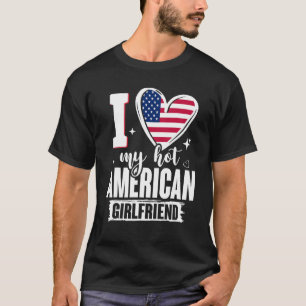 私は私の熱いアメリカのガールフレンドかわいいアメリカ国旗Heが大好き Tシャツ