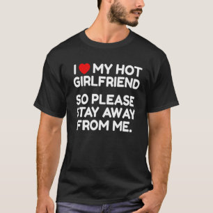 私は私の熱いガールフレンドが大好きなので、お願いしま遠くにす Tシャツ