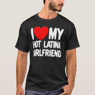 私は私の熱いラテンアメリカ系女性ガールフレンド赤いハート私の熱いGが大好き Tシャツ