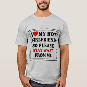 私は私の熱い女の子の友人が大好きだから私から遠くに離れて Tシャツ