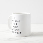 私は私の犬がより良い人生を持つことができるように懸命を働くギフト コーヒーマグカップ (正面左)
