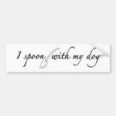 私は私の犬とスプーンでつぎます バンパーステッカー (正面)