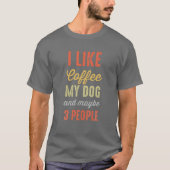私は私の犬と3人の人が好きなコーヒおもしろいー Tシャツ (正面)