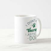 私は私の犬を必要とするセラピーを必要としない コーヒーマグカップ (正面右)