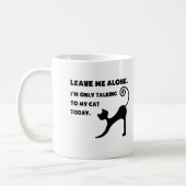 私は私の猫にだけ話しています コーヒーマグカップ (左)